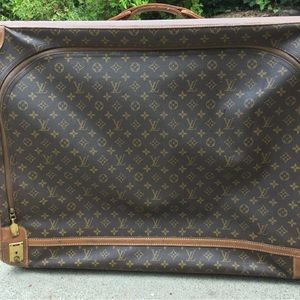 Large or Medium Louis Vuitton suitcase